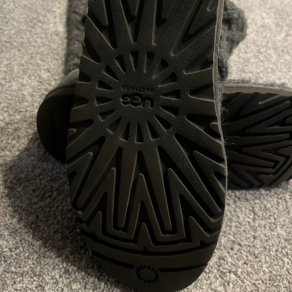 UGG Classic Cardy tall Charcoal Knit Boots with Button Accent size 9 like new - Picture 6 of 8